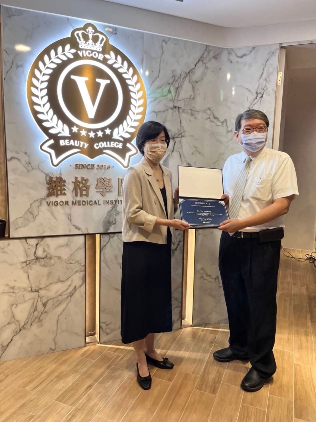 游懿聖女醫師皮膚科院長與台南的醫師們分享UP雷射治療痘疤